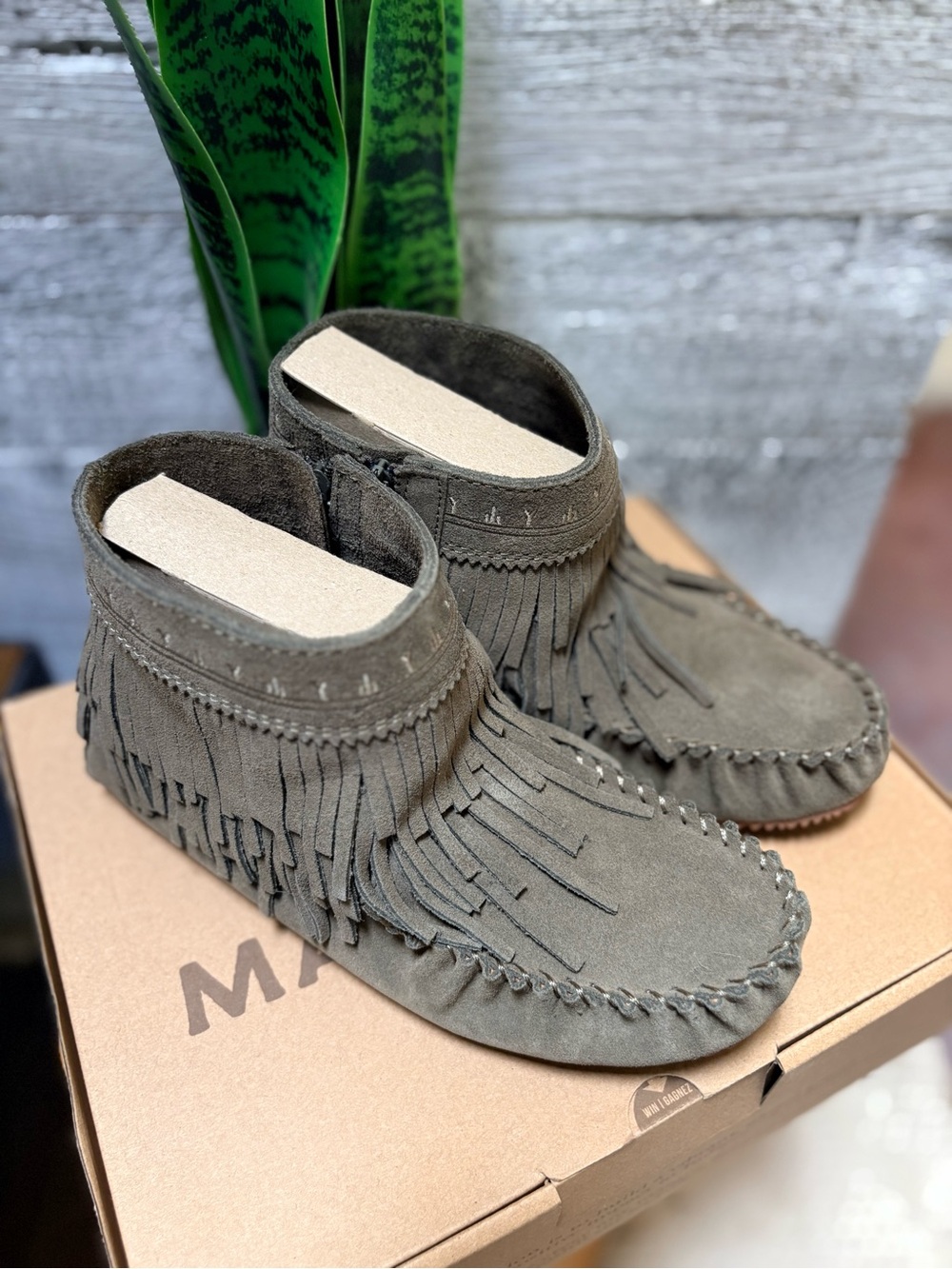 Manitobah | NIB Dancer Ankle Suede Zip Moccasin Boot - Women's 8/39, Dark Olive